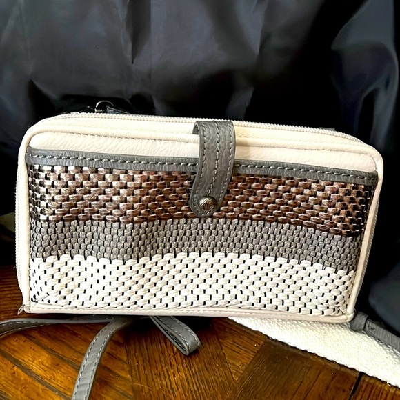 The Sak Handbags - EUC The Sak leather crossbody bag in cream/silver/gray.